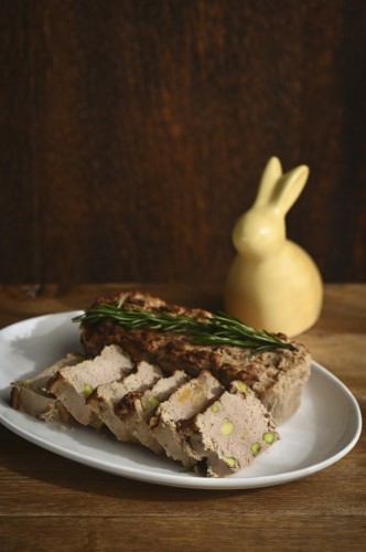 Pasztet drobiowy z foie gras, morelami, gruszką i pistacjami.jpg